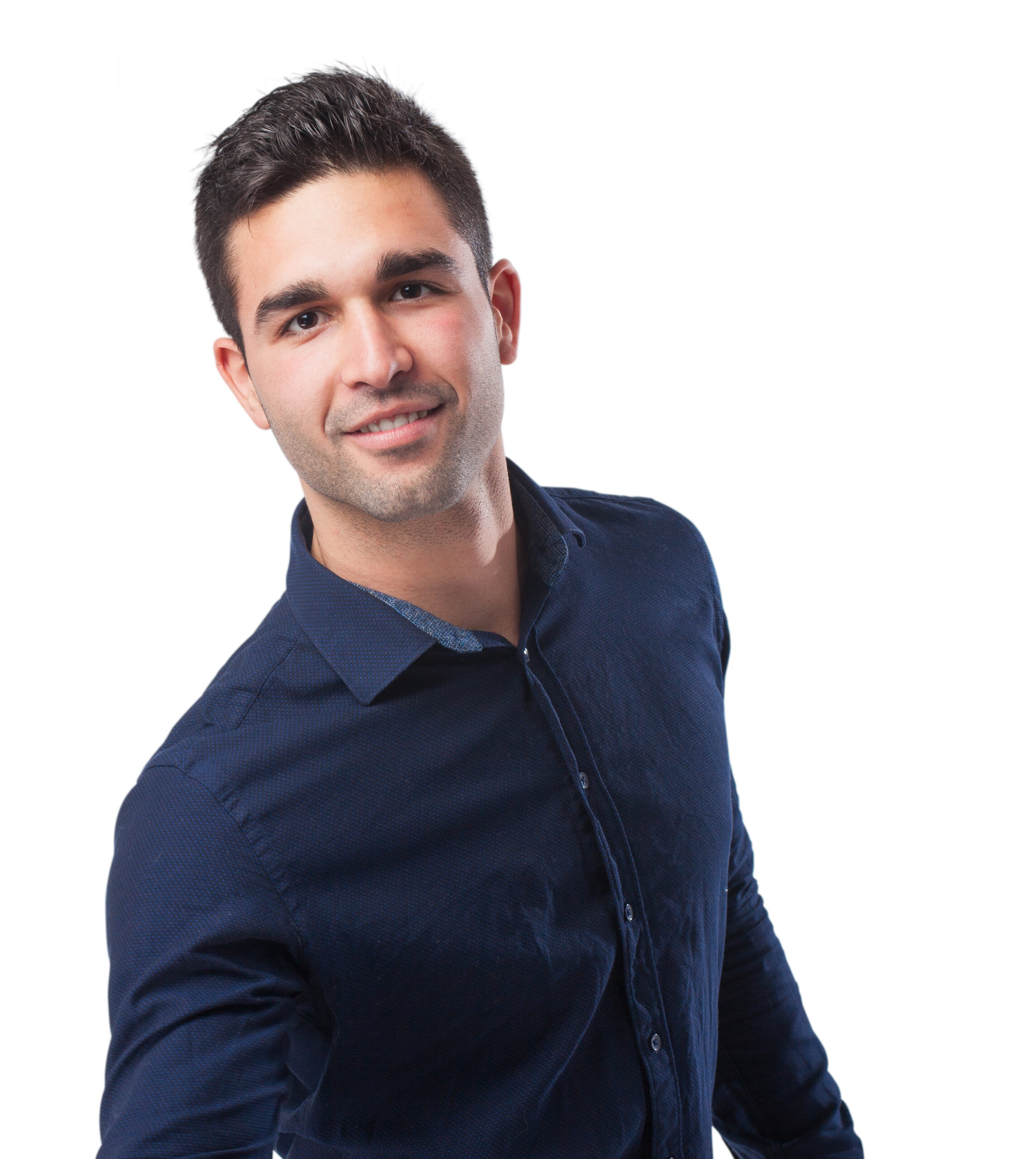 primer plano de hombre joven sonriente llevando camisa azul